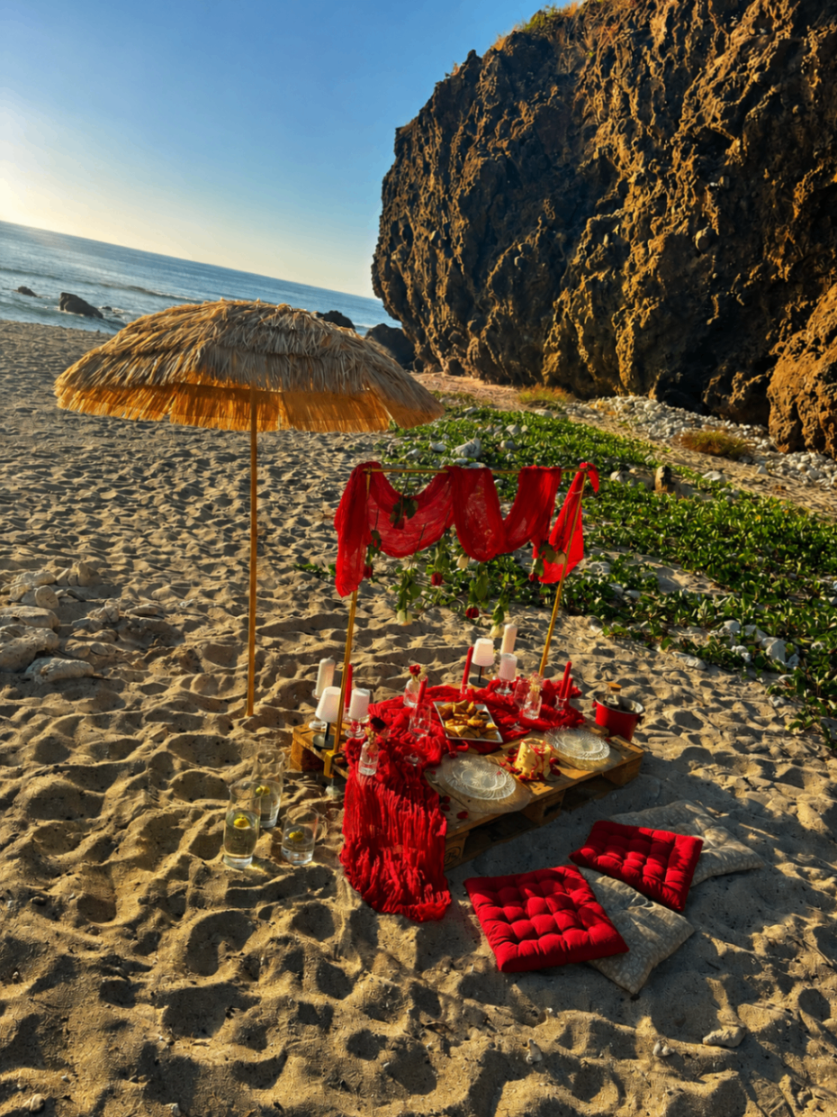 Installation romantique en bord de falaise avec parasol bohème